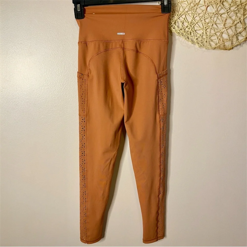 aerie move eyelet